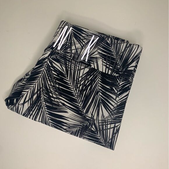 Victoria Secret PINK White and Black Patterned Leggings Size Medium - Picture 4 of 8